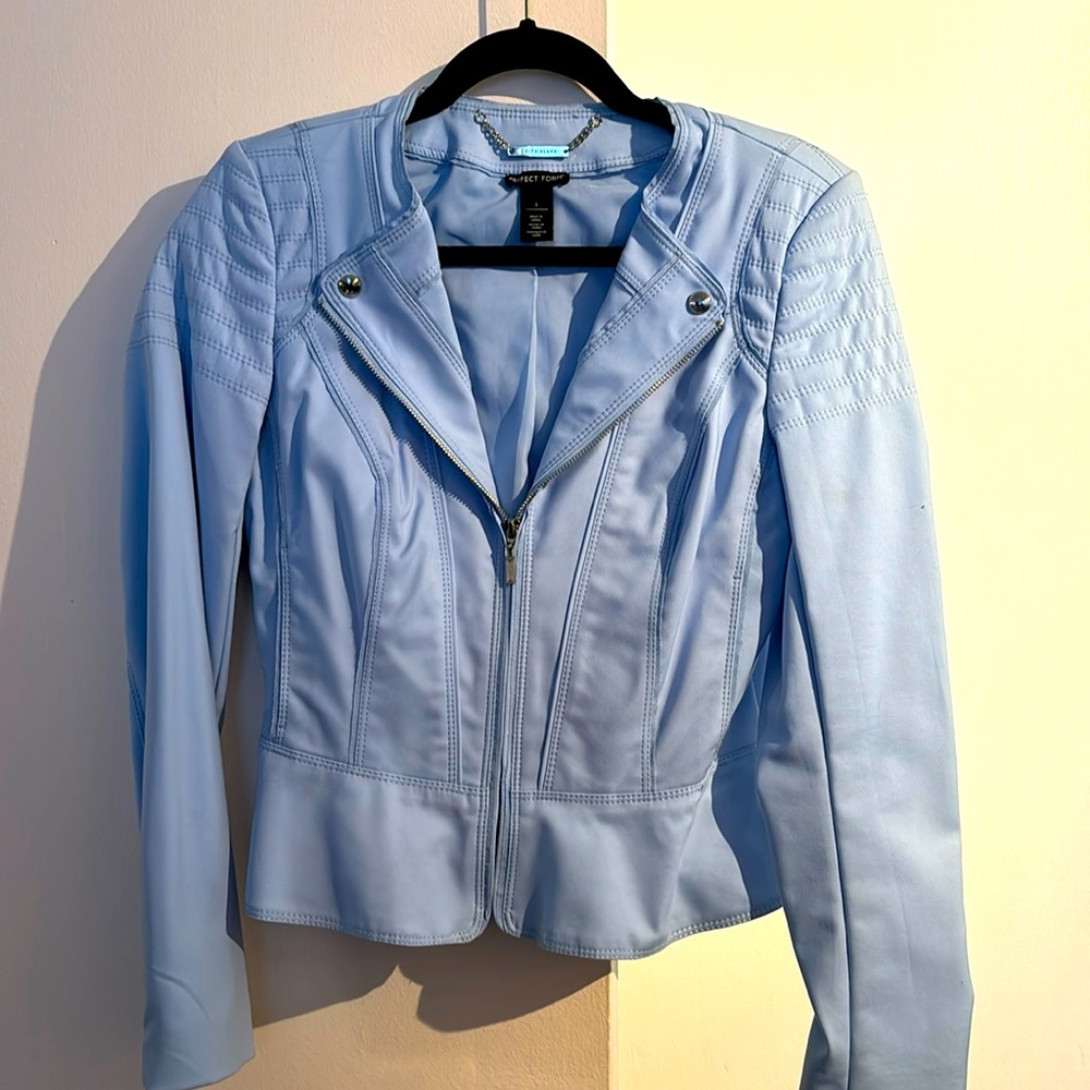 White House Bluff market powder, blue jacket.